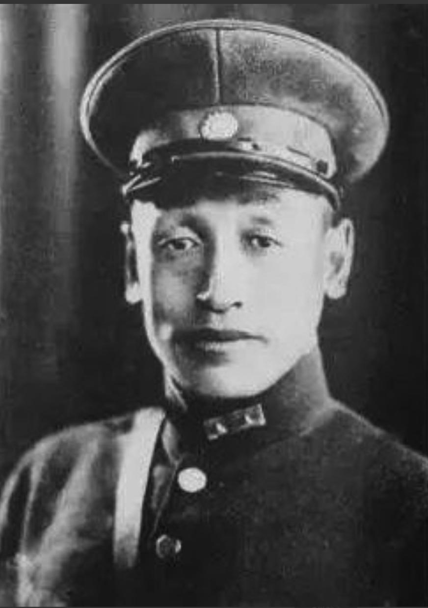 1937年，有人劝王以哲躲起来，他却笑称：“小孩子瞎胡闹，顶多像副司令扣蒋，最后