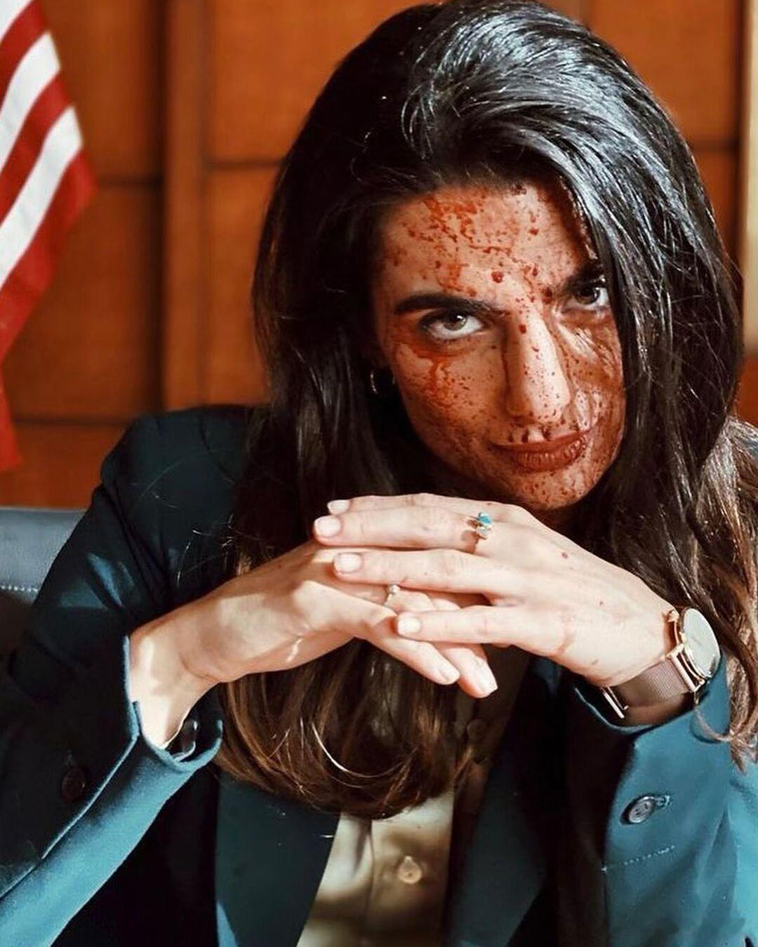 #黑袍纠察队#官方晒Claudia Doumit幕后照配文「从国会议员到副总统，