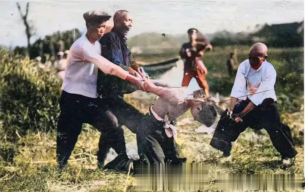 1924年，北京郊外刑场，死刑犯被斩首的瞬间。犯人被双手反绑，为了防止他挣扎后面