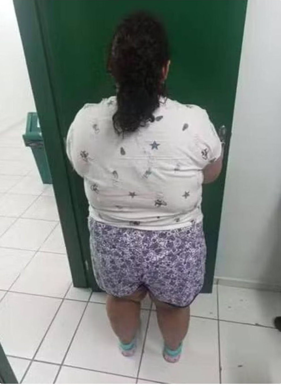37岁大妈装成12岁女童，竟成功被好心人收养？天天叼奶嘴、喝奶瓶，养了14个月才