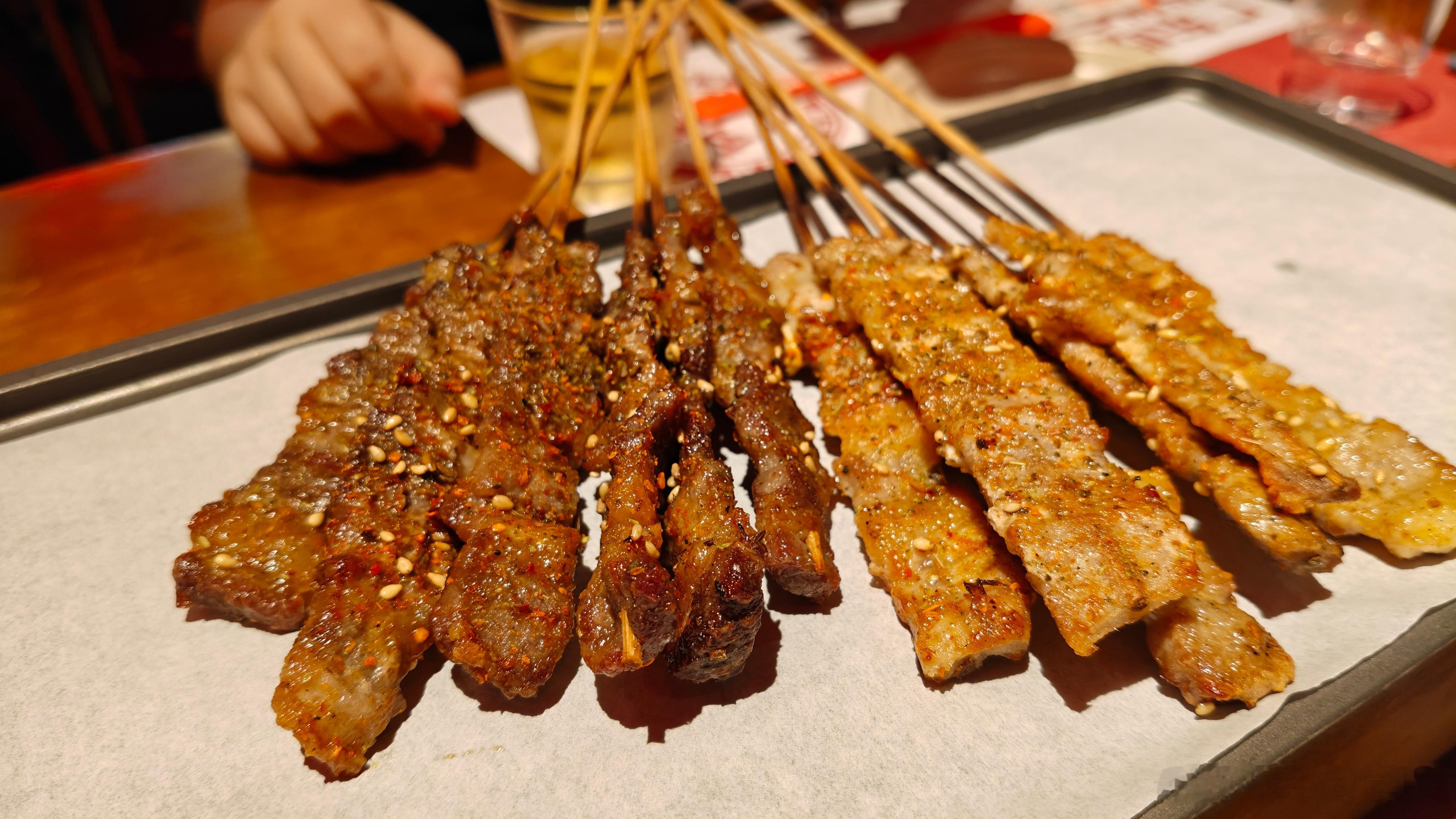 ☀️早！谁能拒绝深夜夜宵的诱惑啊🤤假期的快乐，一半都是美食给的，烧烤、小龙虾、