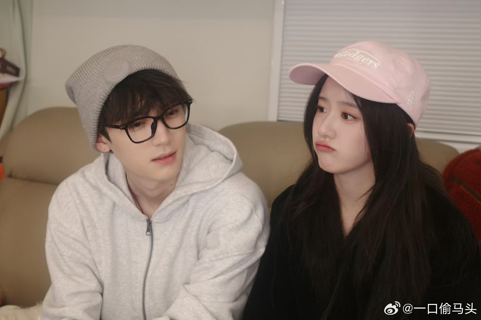 慕慕昭昭抱抱猫猫慕慕昭昭现场贴贴太好嗑！偷偷讲小话、对视就偷笑，她在闹他在笑，游