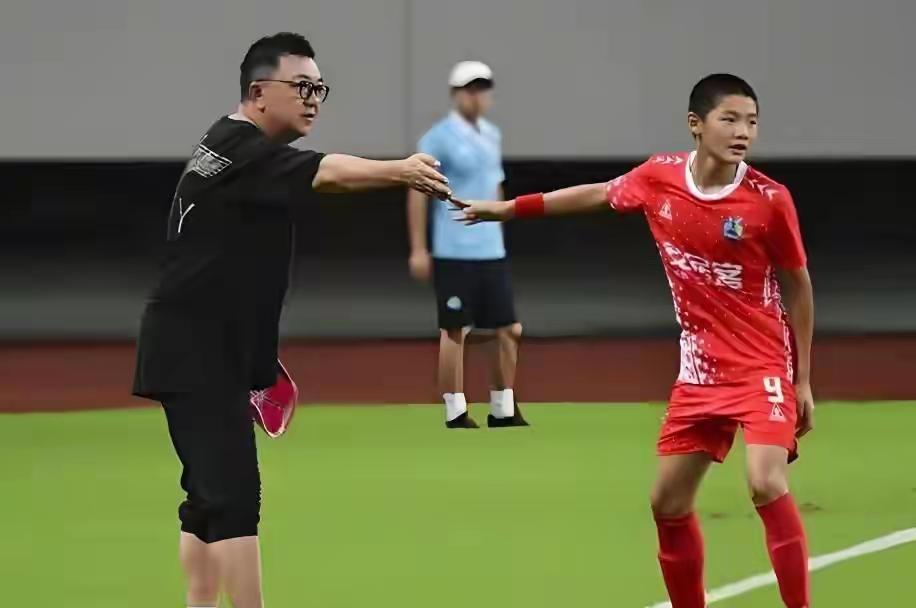 【炸锅了！12岁业余小学生欧洲夺冠，无证教练当场发2.8万奖金，国足成年队脸往哪