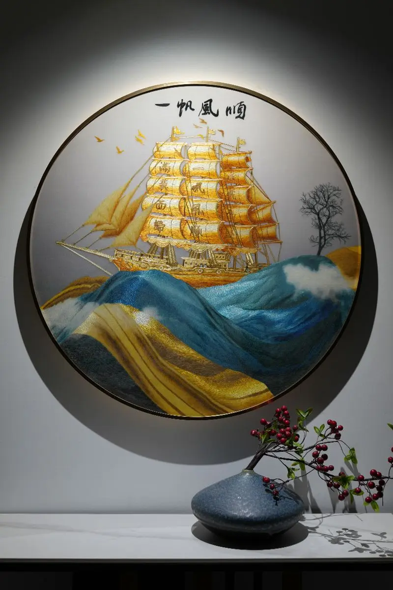 丝绣孤帆凌浪起，圆藏顺遂万里程 柔丝绣行舟破浪，走线分帆层饱满、浪涛奔...