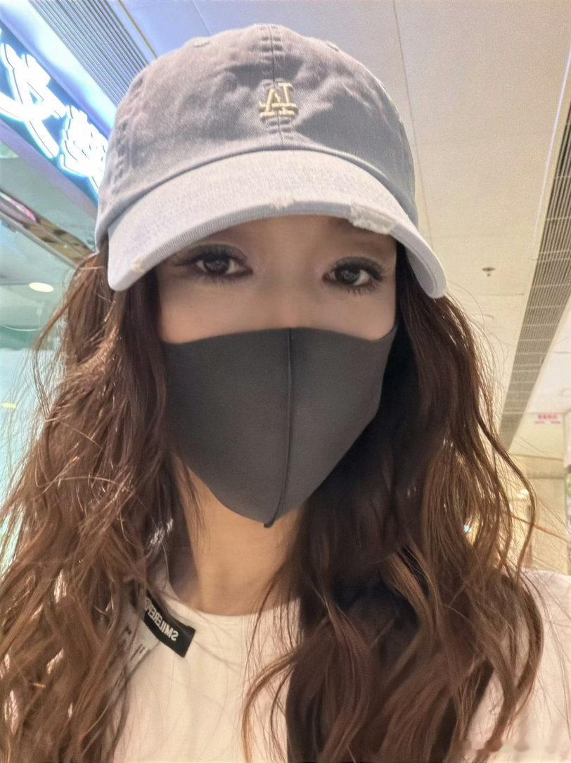 贺峻霖教李小冉鼻子交叉魔术贺峻霖教李小冉捏鼻子了哈哈哈哈！宋亚轩偷学贺峻霖骄傲放