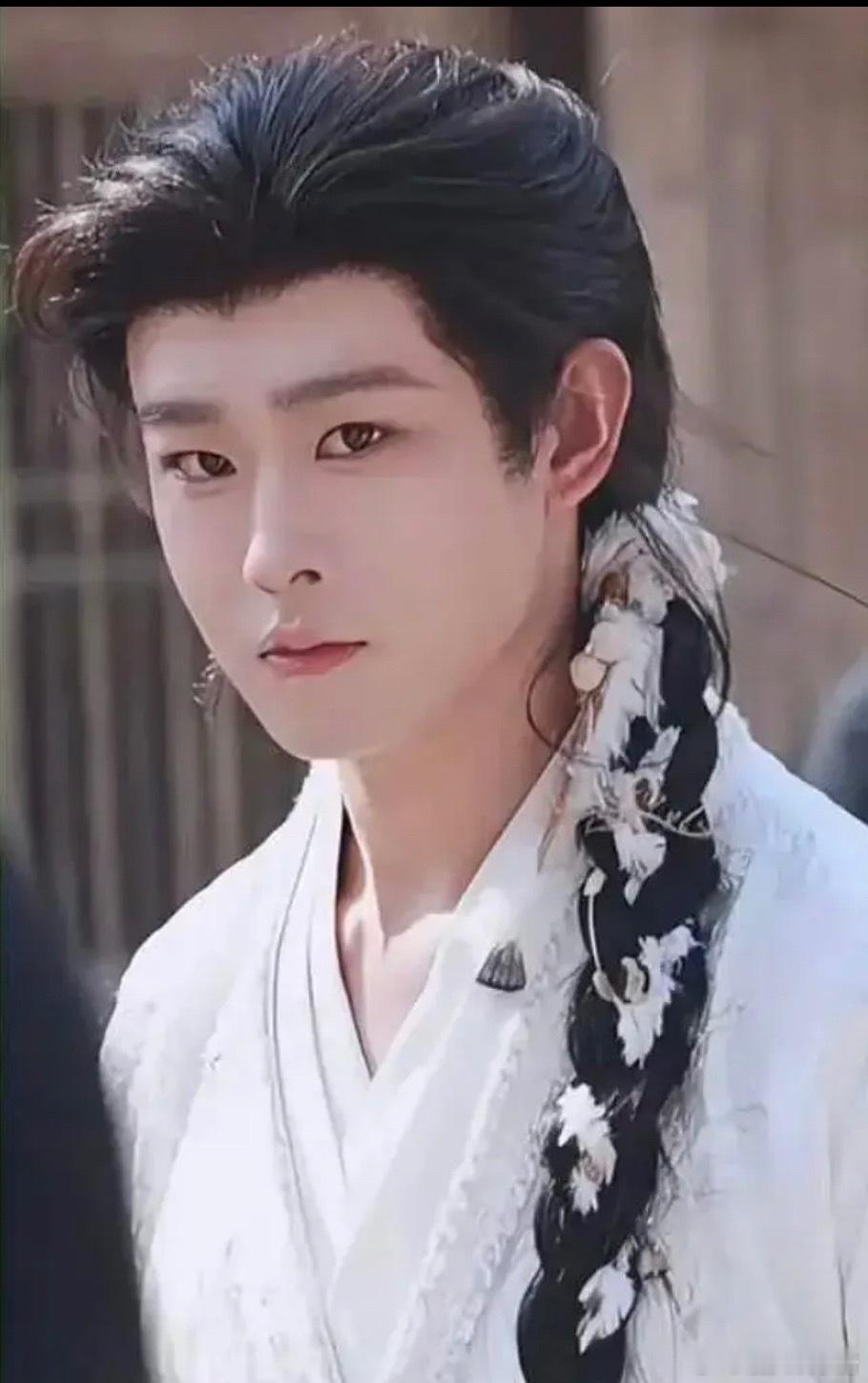 田嘉瑞要带抹额的原因是他上庭太短了吗 