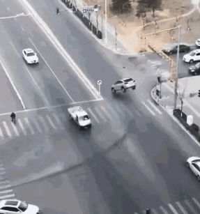 所谓的漂浮汽车虽然是假的，但看着还是有点科幻[吐舌]