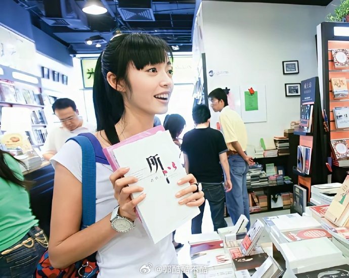 看完姚晨27年前美若天仙的大学照，才知凌潇肃为何对她一见倾心。 
