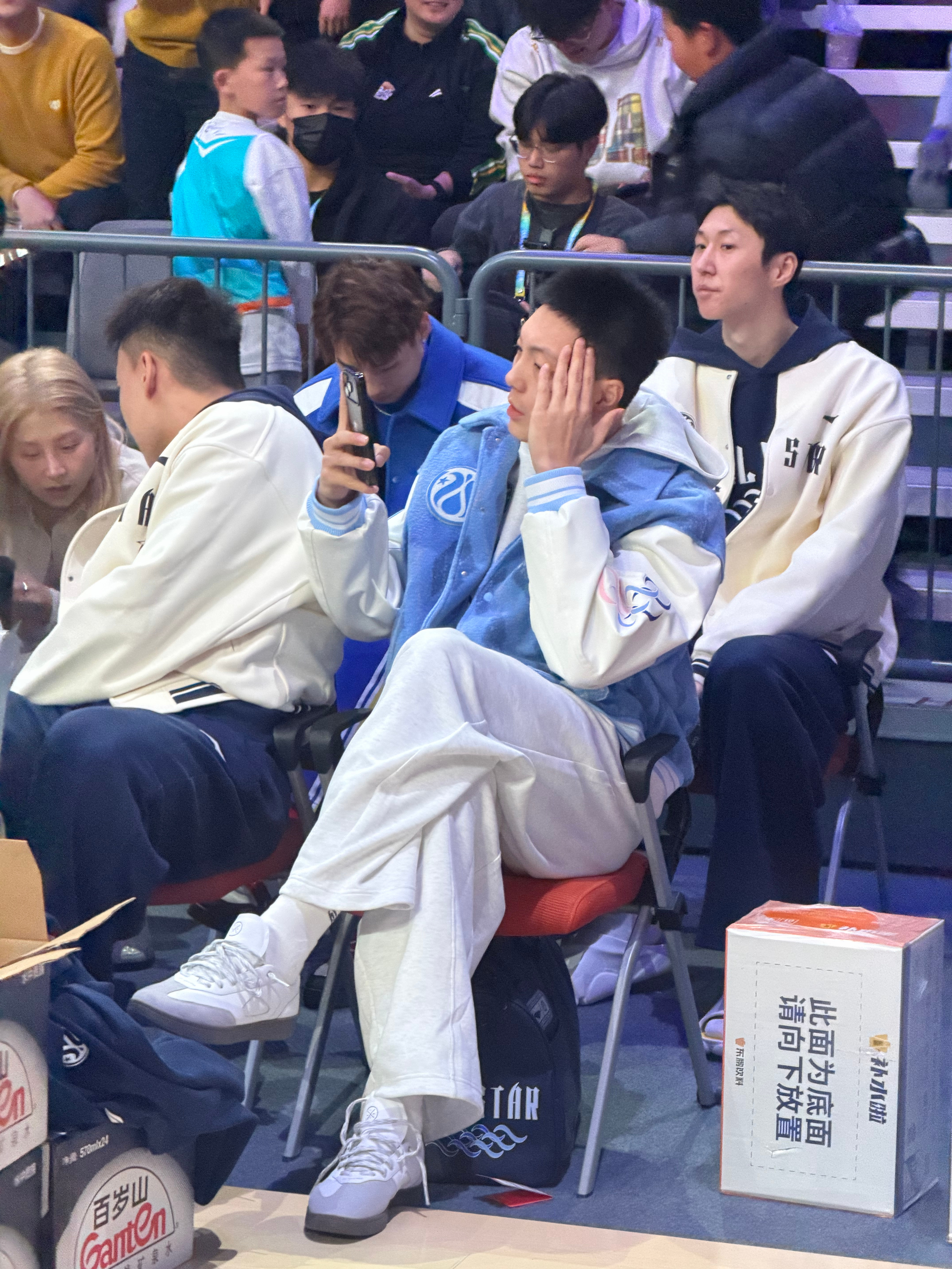 cba全明星胡明轩也来看星锐赛咯 