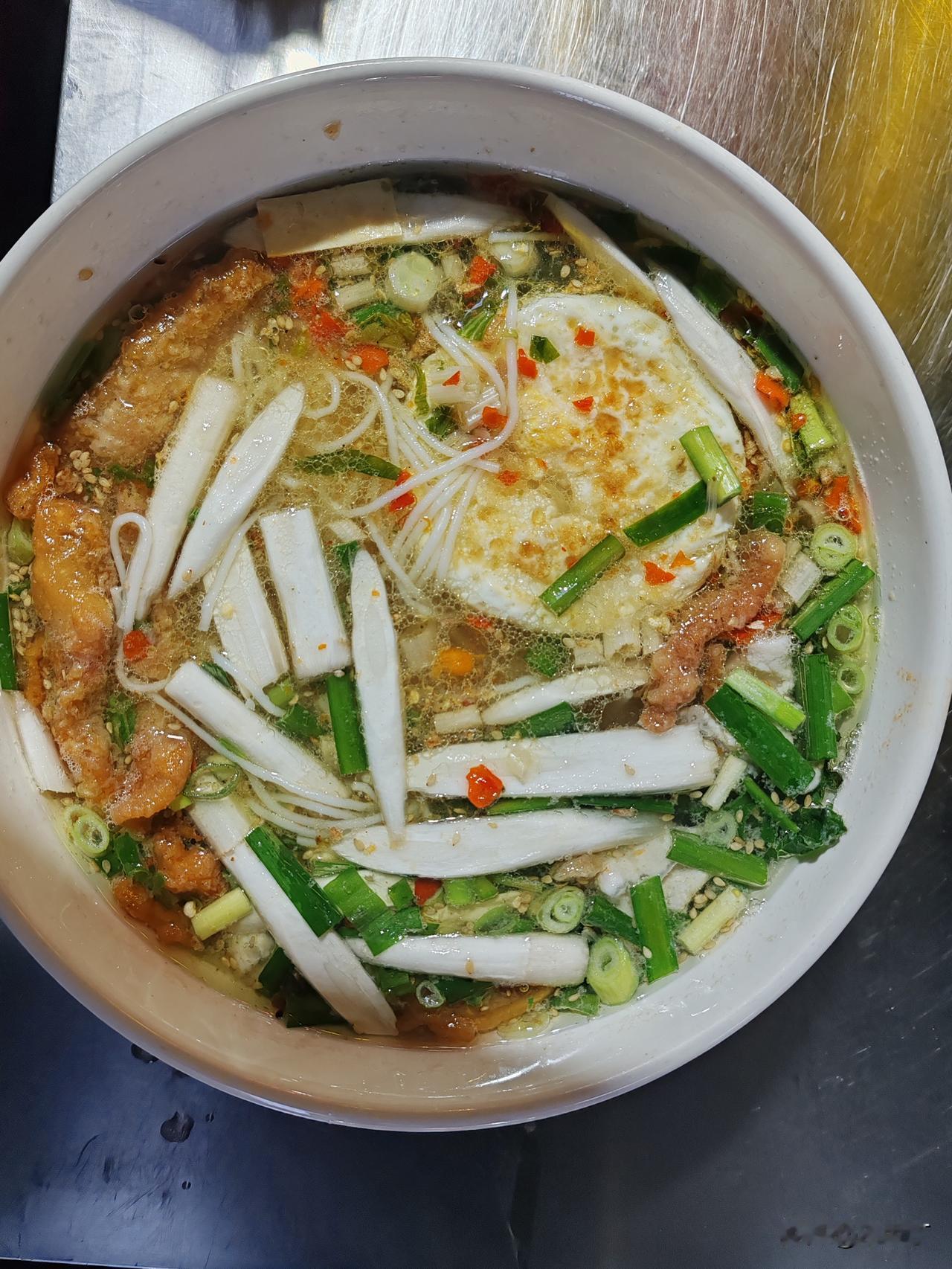 建水豆腐 & 草芽米线-一城烟火，双绝滇味
       从大板井的清冽古泉边走