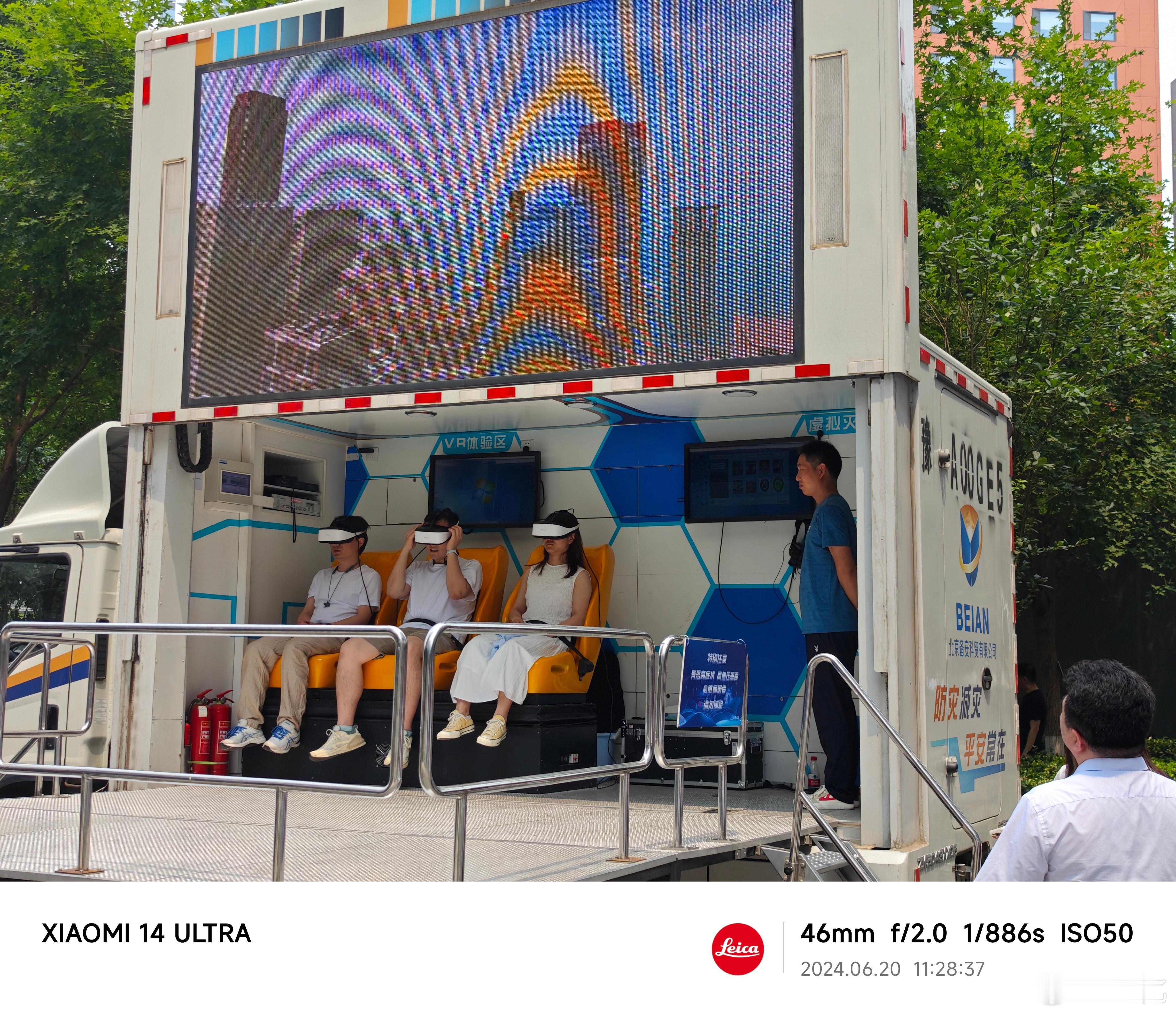 今天园区搞消防、安全应急演习，体验完五个项目还能换取一个急救箱。小胖就体验了四个