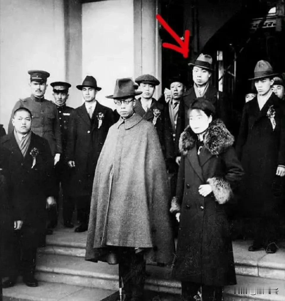 1935年，长春。
婉容怀孕，溥仪龙颜大怒，经查通奸的是侍卫长李体玉。严刑拷打后