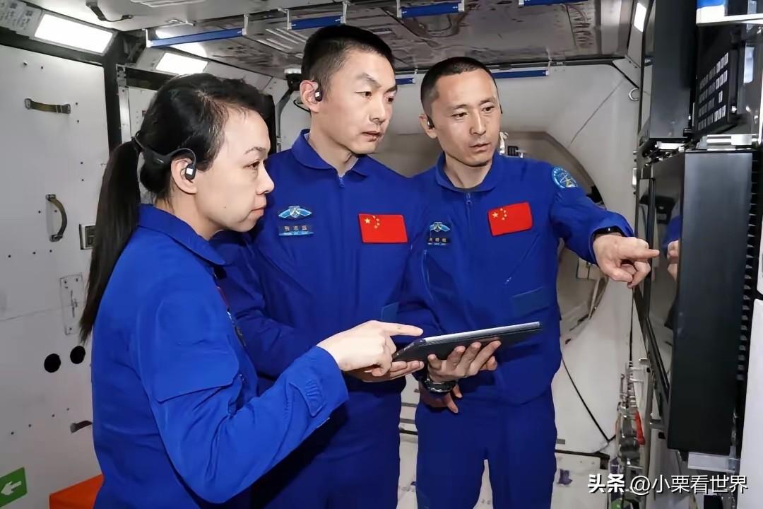 神舟二十三号发射后不久，港媒直播画面里，黎家盈的笔飘了起来。她伸手轻轻拨了一下，