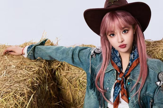 黄霄雲就这么被绑到马年 瞧黄霄雲粉发配牛仔帽，西部牛仔造型超吸睛，被“绑”到马年