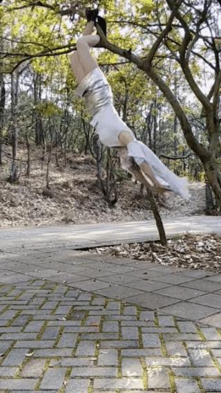 独立悬挂！
坚持锻炼精神可嘉，
但是要注意安全！