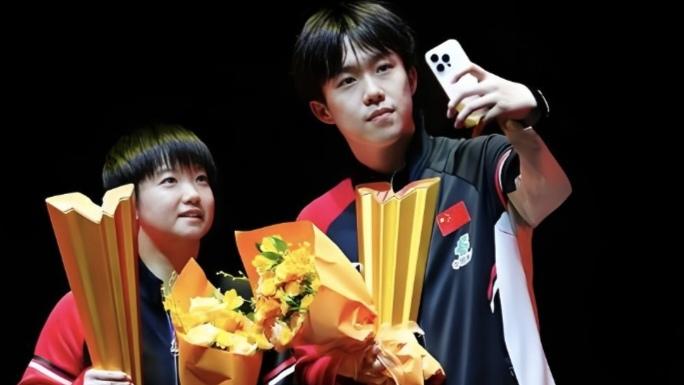 双五冠封神！莎头同框，乒坛新时代已至？
 
2026年WTT新加坡大满贯落幕，孙