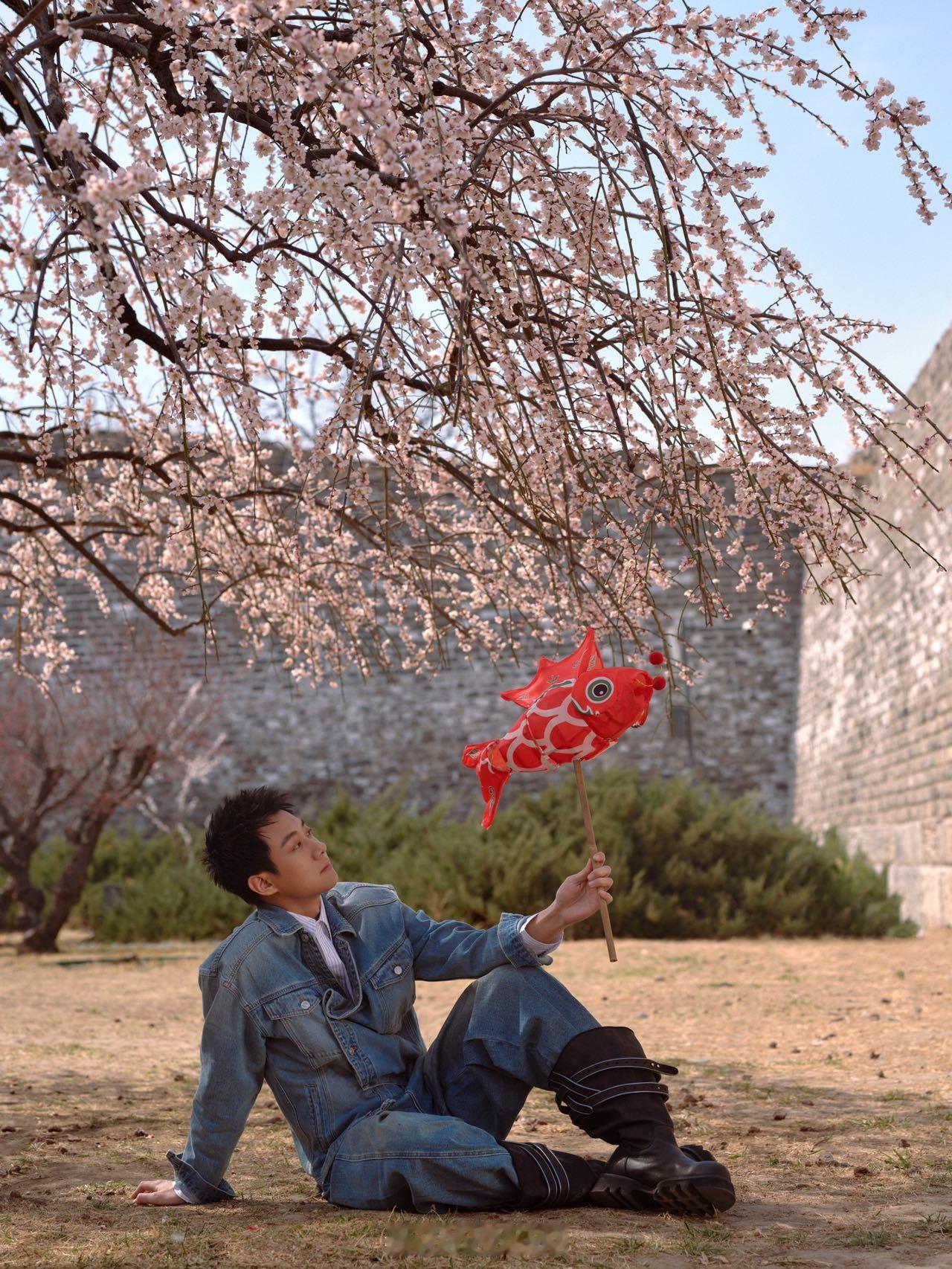 高至霆在北京明城墙上拍杂志高至霆新中式春日感大片北京明城墙为幕，呈现孚世杂志春日