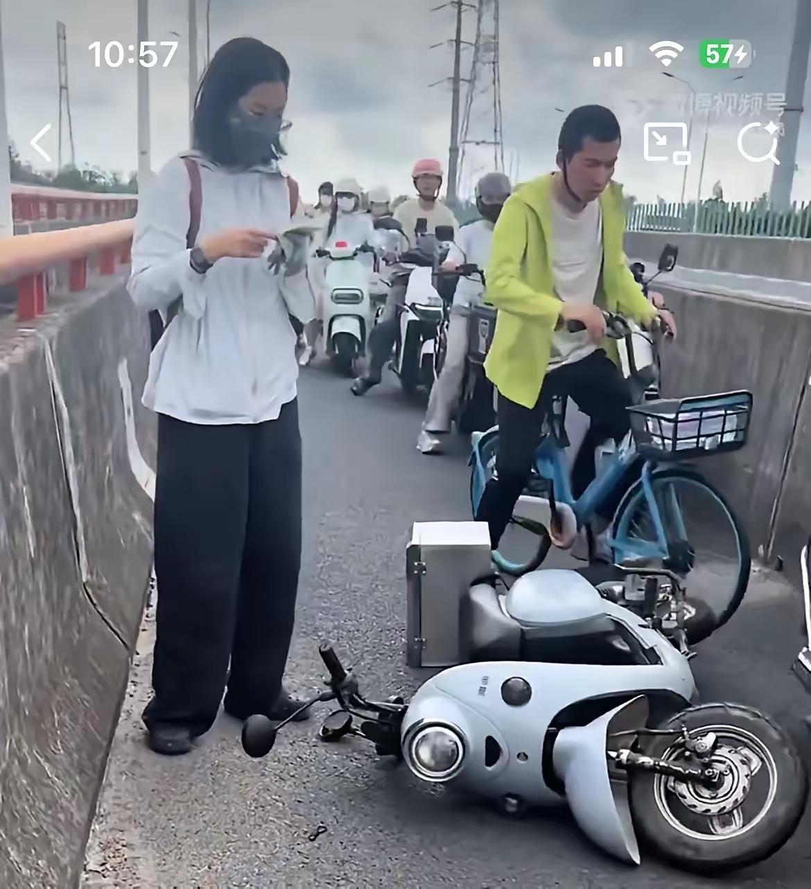 近日，上海街头一小仙女骑小电驴追尾摔倒，前方男子停车回问她：“要不要报警？”女生