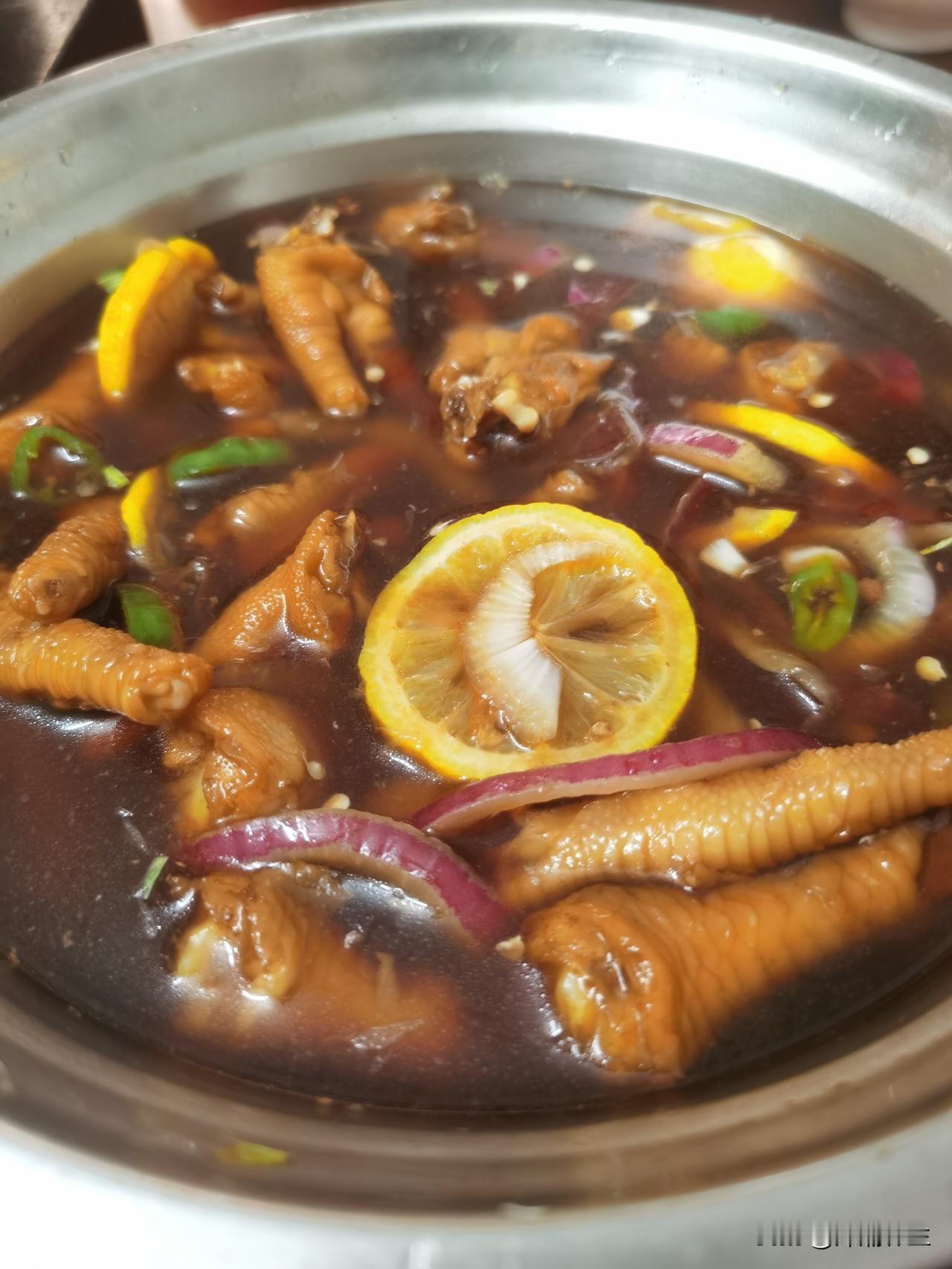 看抖音学做柠檬鸡爪，成品比楼下卤味店卖的还对胃口，完全零添加剂，咬开的瞬间酸得直