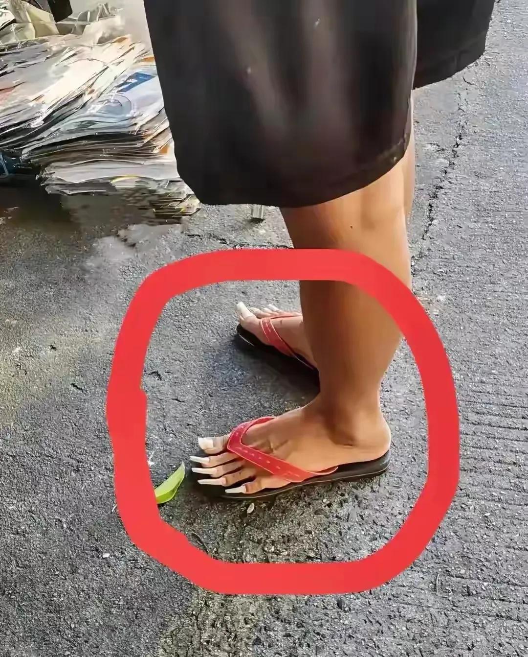我今天下午去了一趟银行的柜员机取钱，当我取好钱准备返回的时候，翻头过来望了一下后