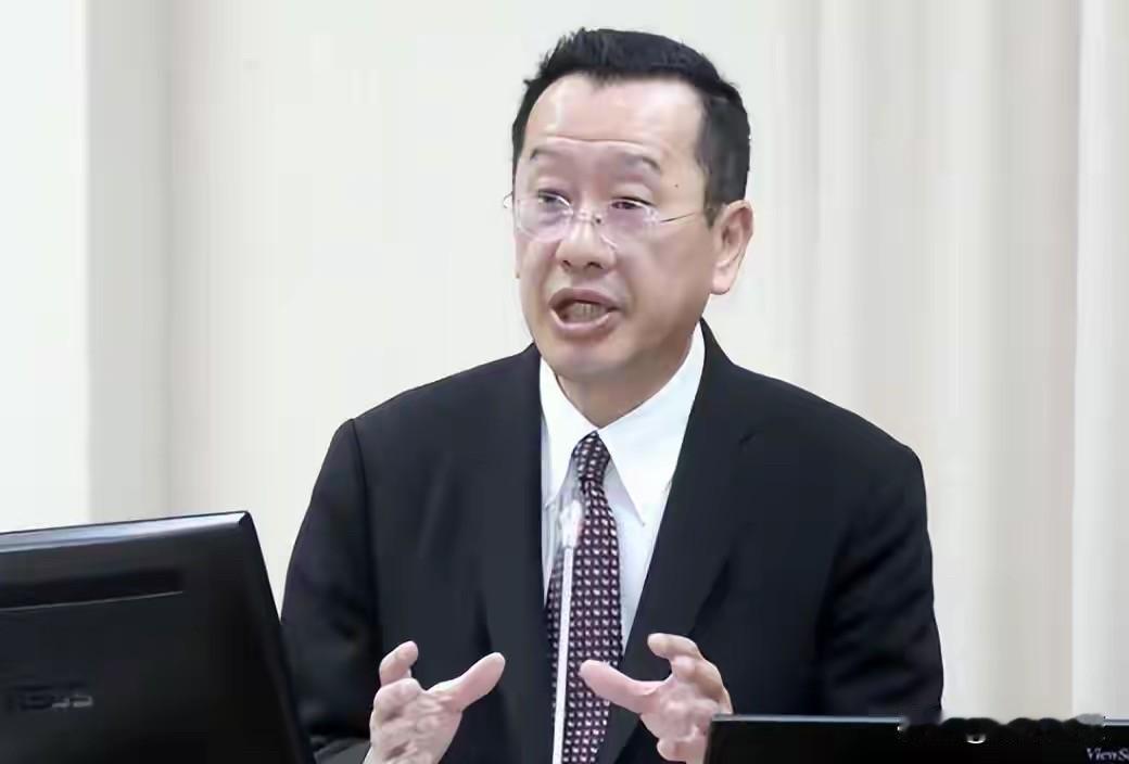 台湾防务部门负责人顾立雄日前在立法院质询时打情感牌，当谈到这个决议草案在立法院无