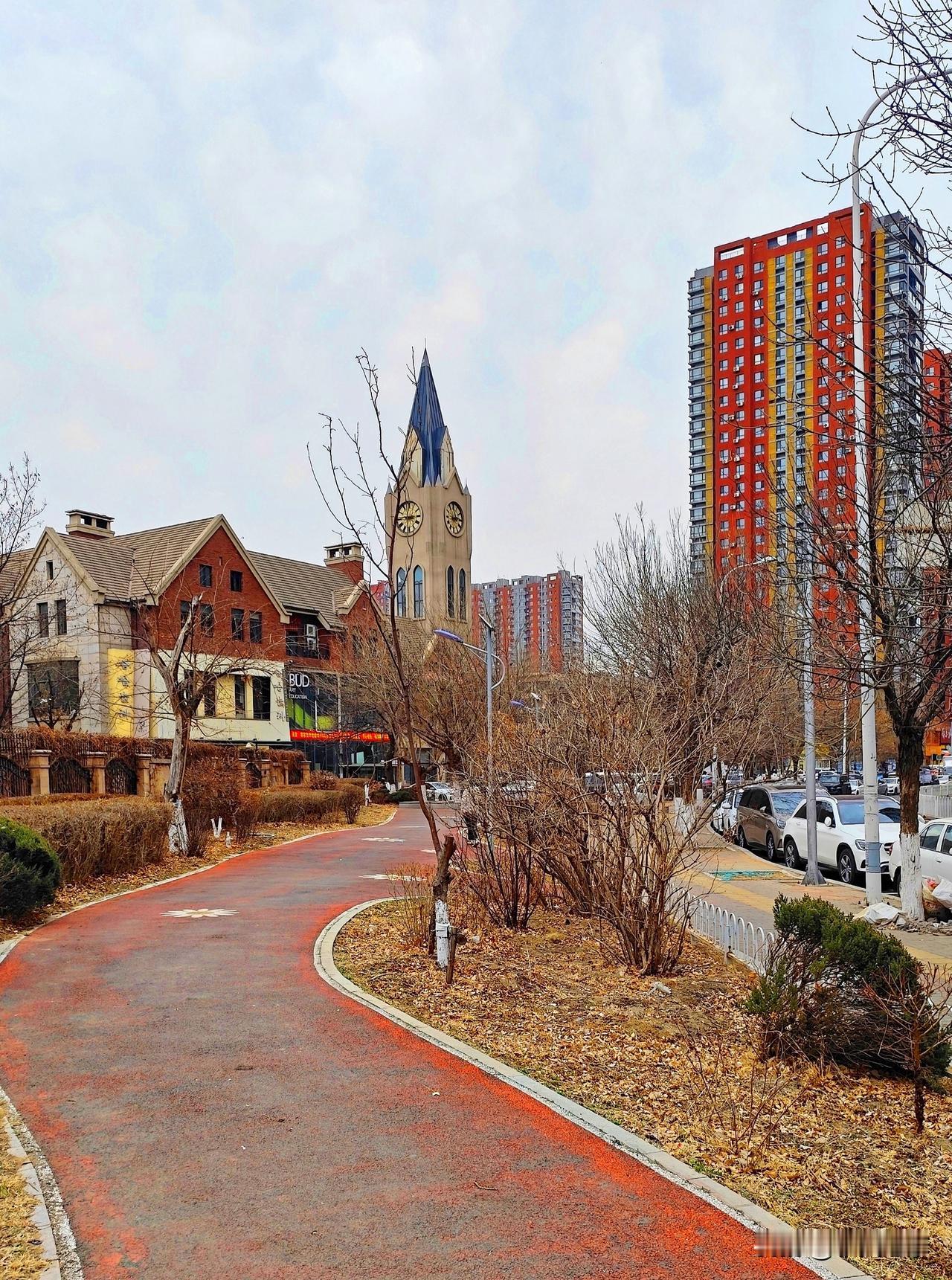 夹河街头那一瞥余光，有类似哥特式的尖顶房，有钉在树上的简陋篮球筐，还有8元理发的