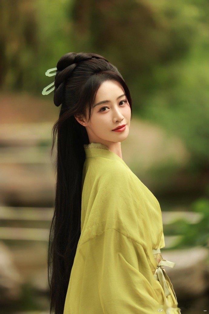 蓝盈莹粽绿古风造型看到蓝盈莹粽绿古风造型真的绝美啊，给我狠狠惊艳到了嘞，这造型这