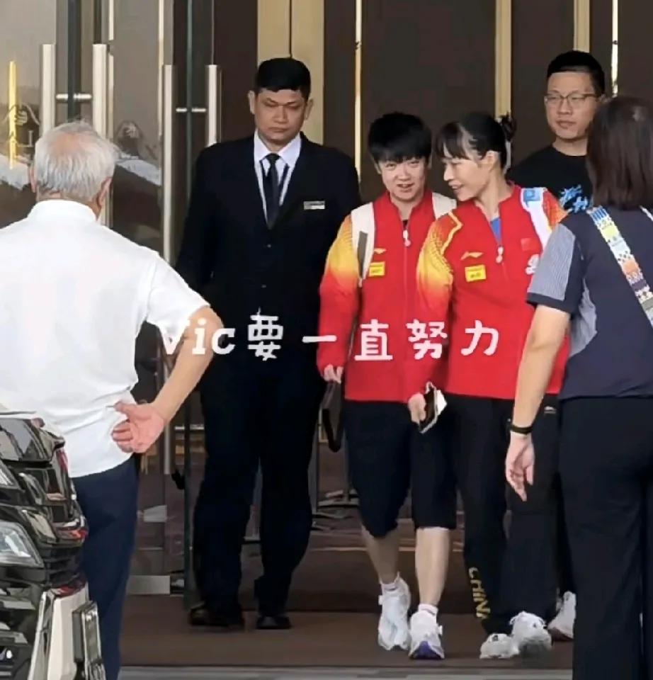 哇！9月11日一早，莎莎就去上训啦！😍

看到镜头就撩头发，莎宝真是太可爱了！