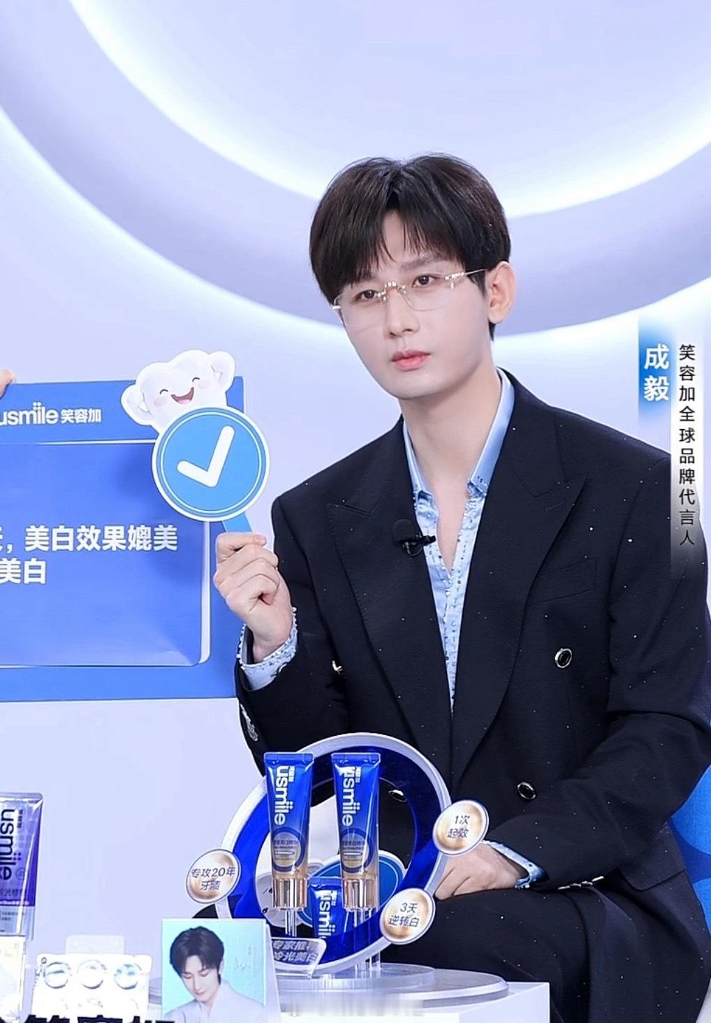 成毅把喷嚏硬生生憋回去了成毅生理性的性感 现场喷嚏说来就来，还要抬手死死憋住，努