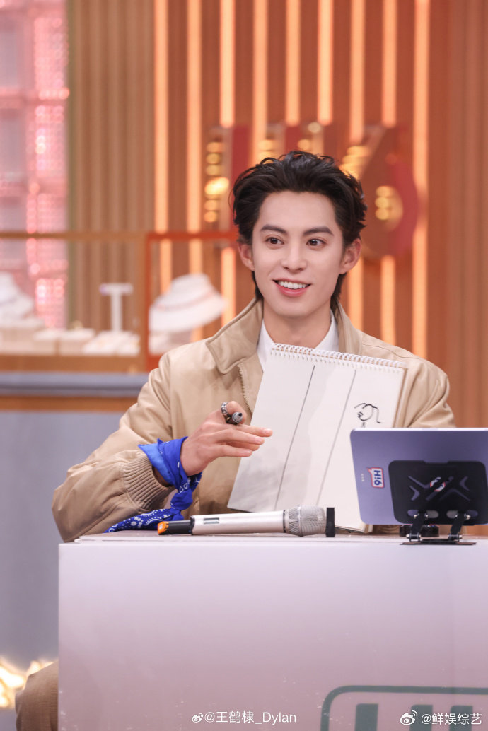 王鹤棣超绝反应力王鹤棣凭借超快反应力稳住场面，随手一个动作都成高光名场面，业务能