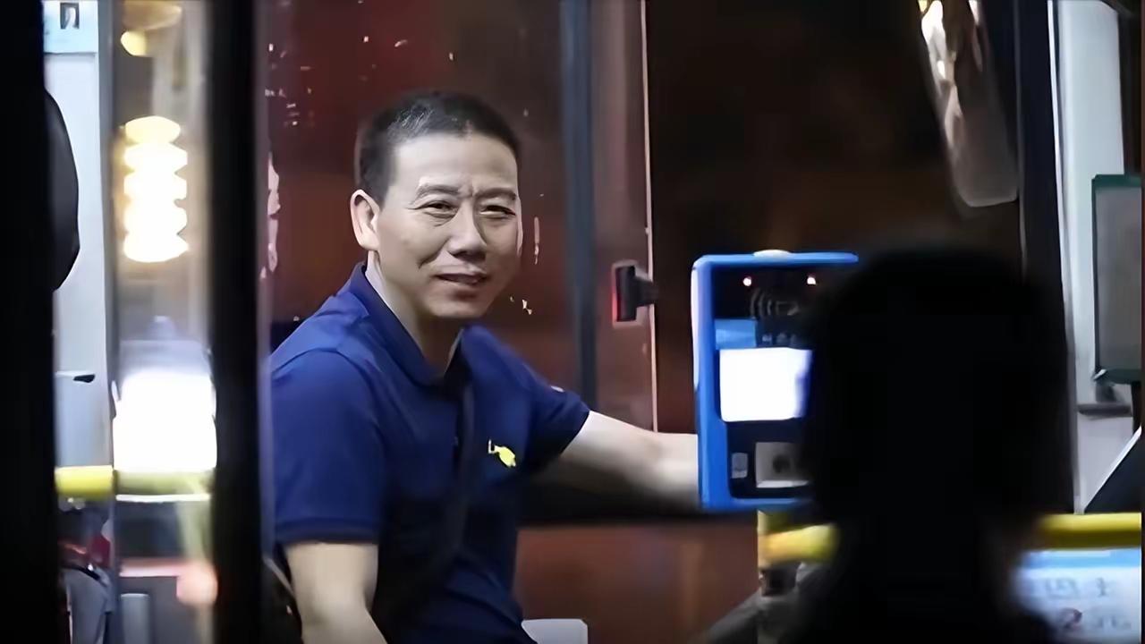 湖南1高三女生，下晚自习跑到公交站，发现末班车刚走，她急忙追赶车子，司机刚好转弯