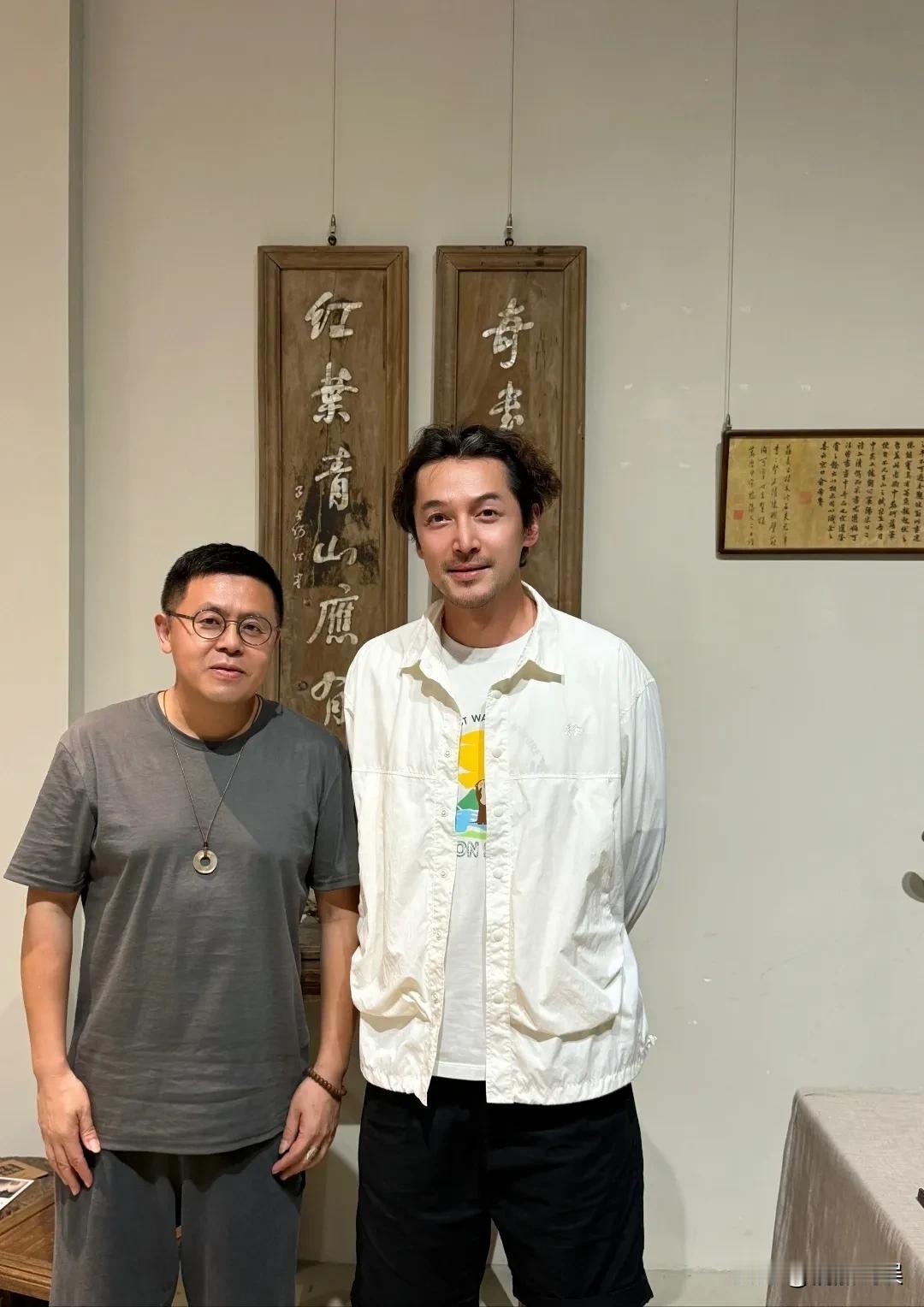 胡歌现身浙江嘉兴，他穿着白色外套，个子很高，身形清瘦，头发凌乱，白头发清晰可见，