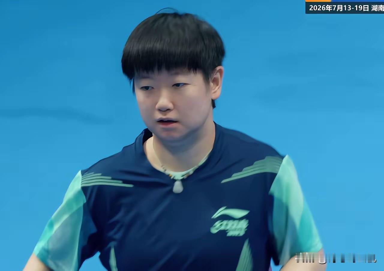 笑死我了！莎头3:0拿下刘炜珊/林高远

大头找莎莎拍手庆祝
莎莎轻轻一握，快步