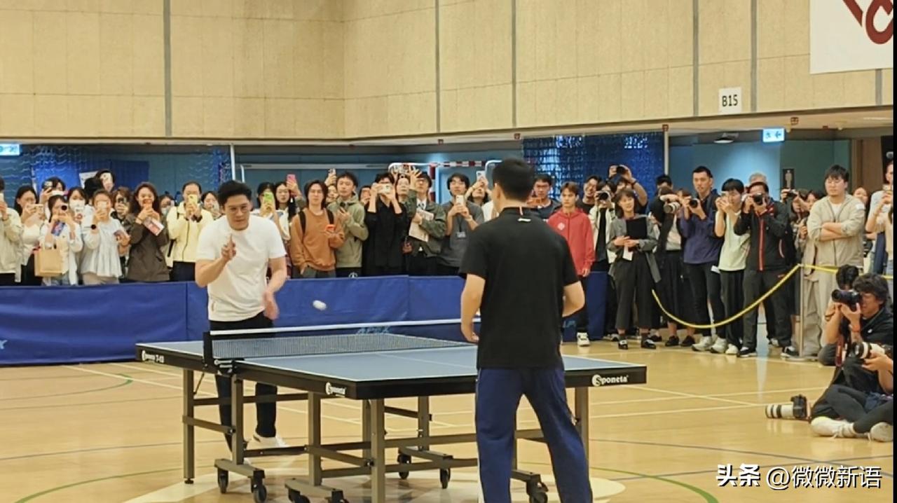 也是看上郭晶晶和马龙一起打乒乓球了。
今天，马龙、郭晶晶、霍启刚去了香港理工大学