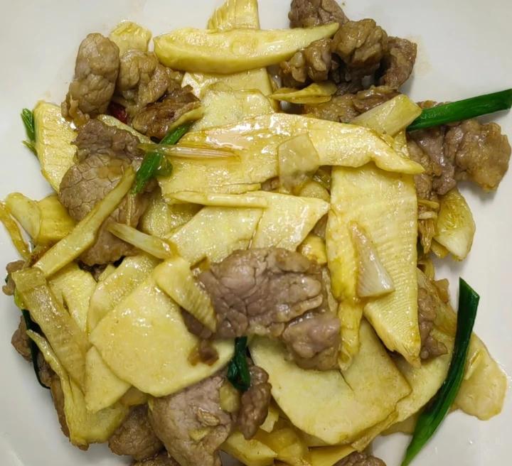 春笋炒肉要好吃，先把春笋切成薄片。若是赶时间，直接放入沸水中焯烫片刻迅速捞出，再