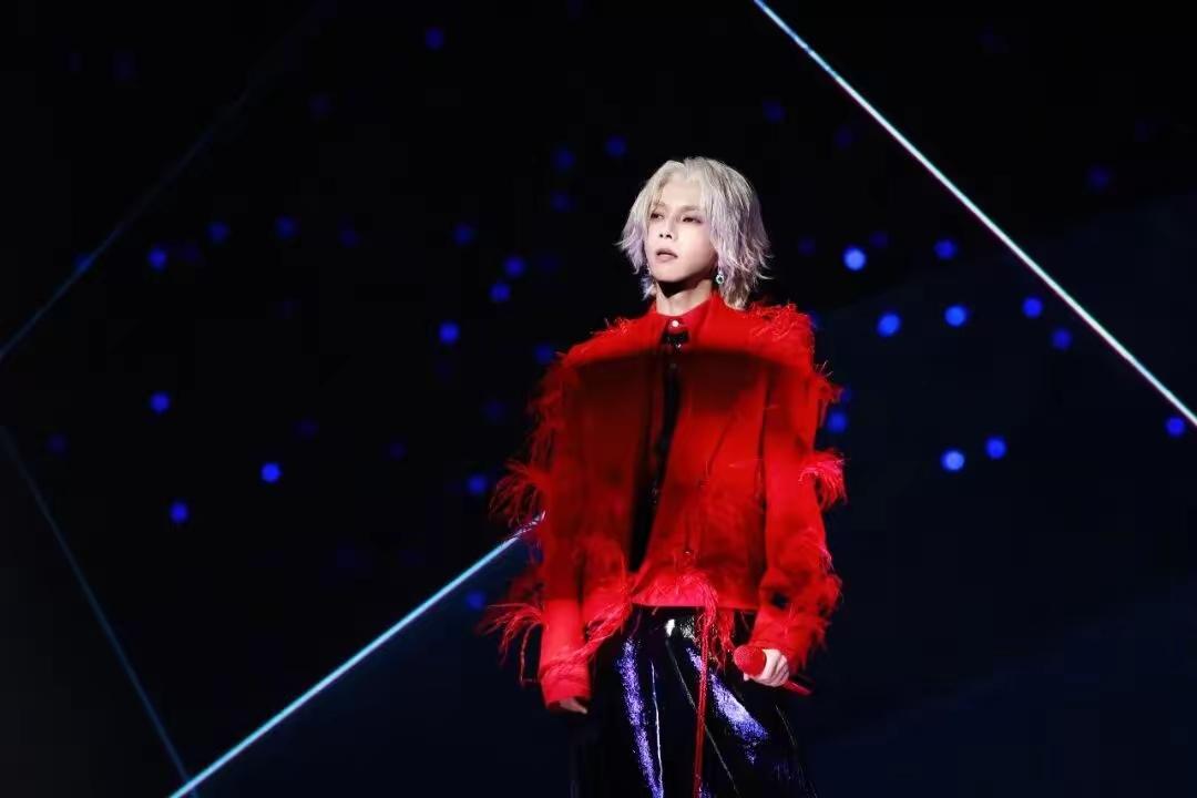 你敢信？有人为了追星，在演唱会门口买了套房……

刷到华晨宇演唱会延期的后续，我