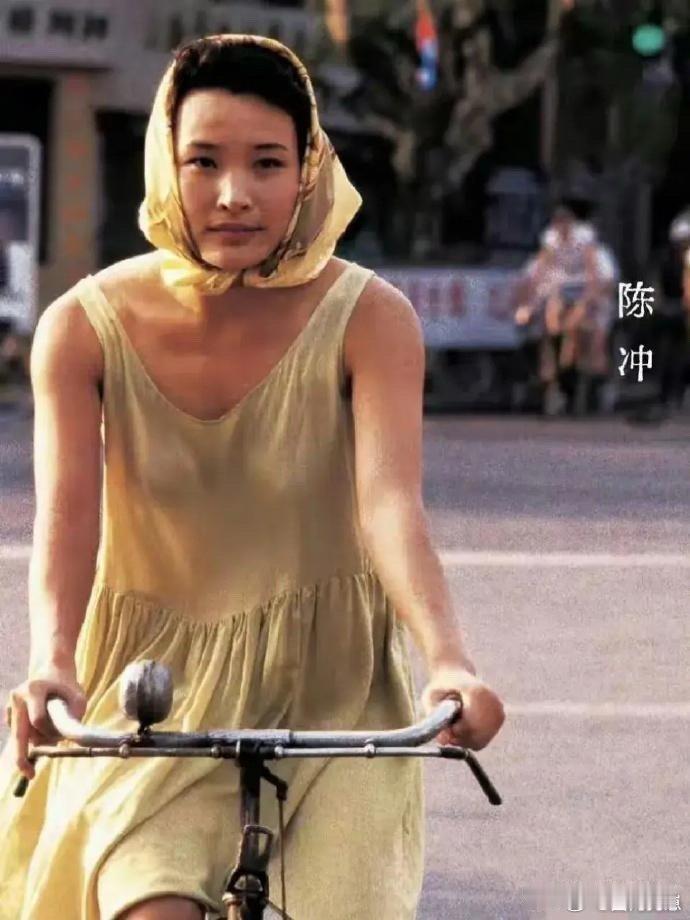 1988年的上海街头，27岁的陈冲太有韵味！满屏复古年代感扑面而来，穿搭放到现在