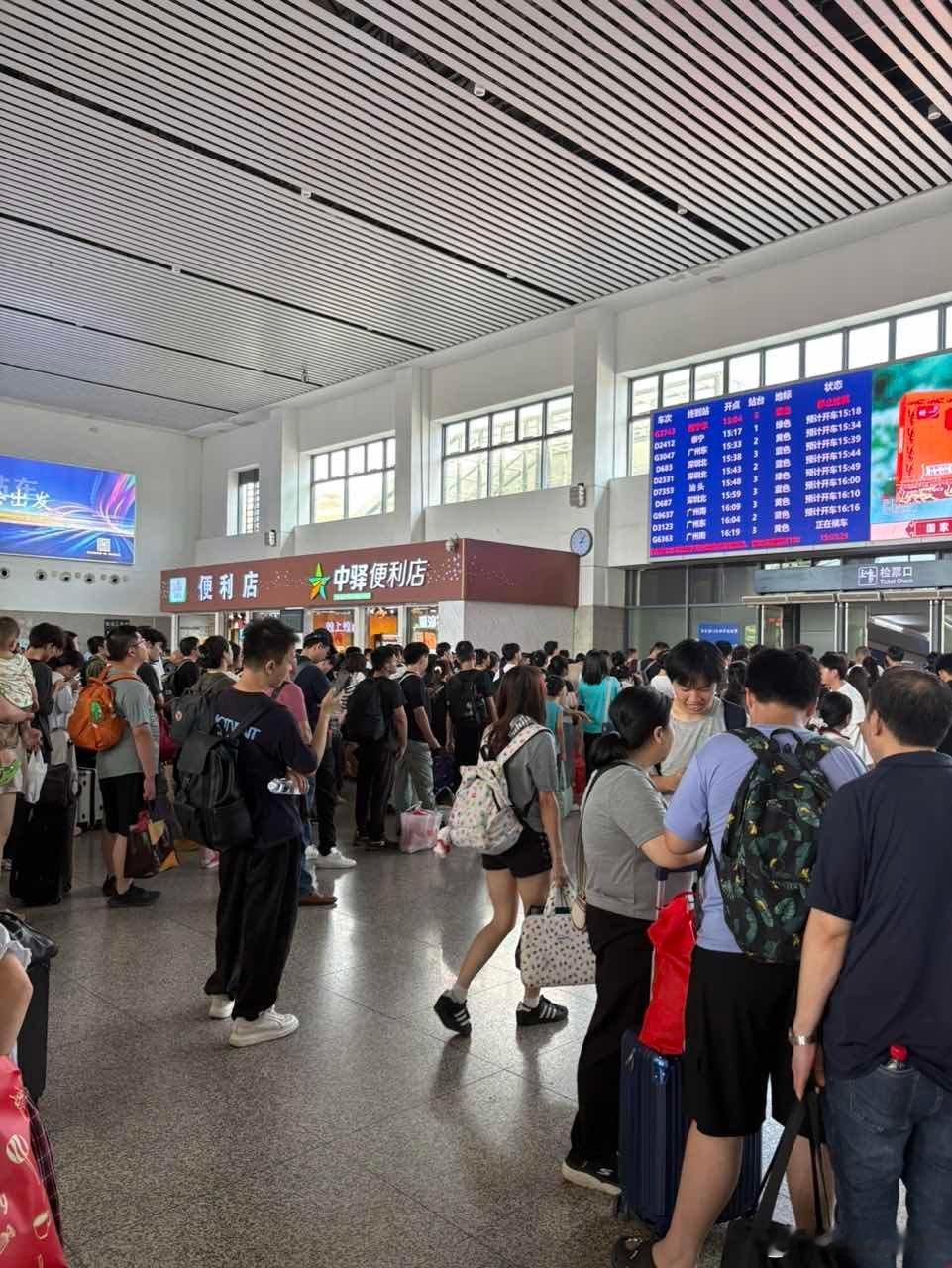 高速堵成啥样了高铁站都堵麻了凌晨的深圳北是真不敢去啊 ​​​