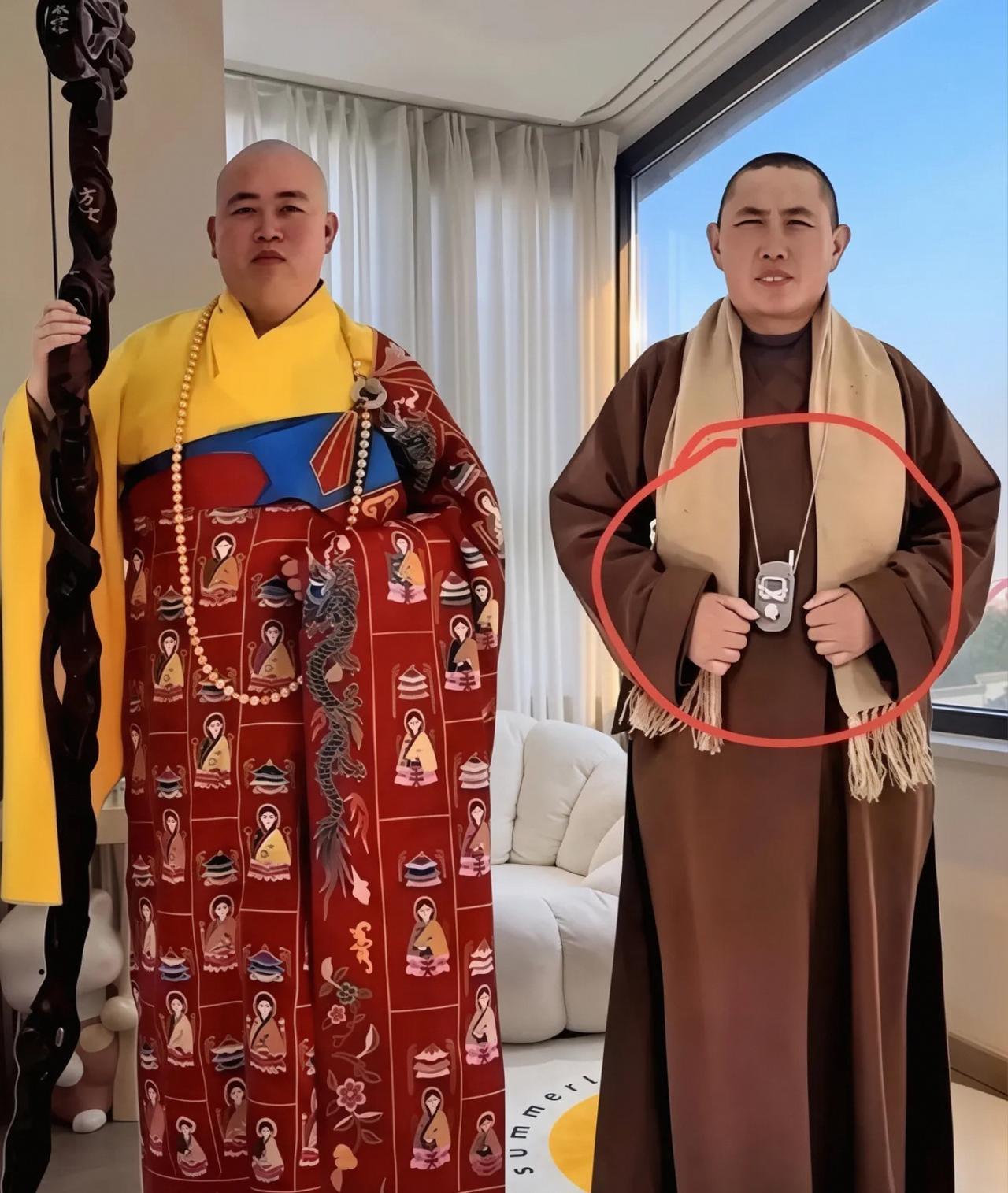 释永信与师姐释永梅合影：20多年前，她胸前挂着当时最时尚手机