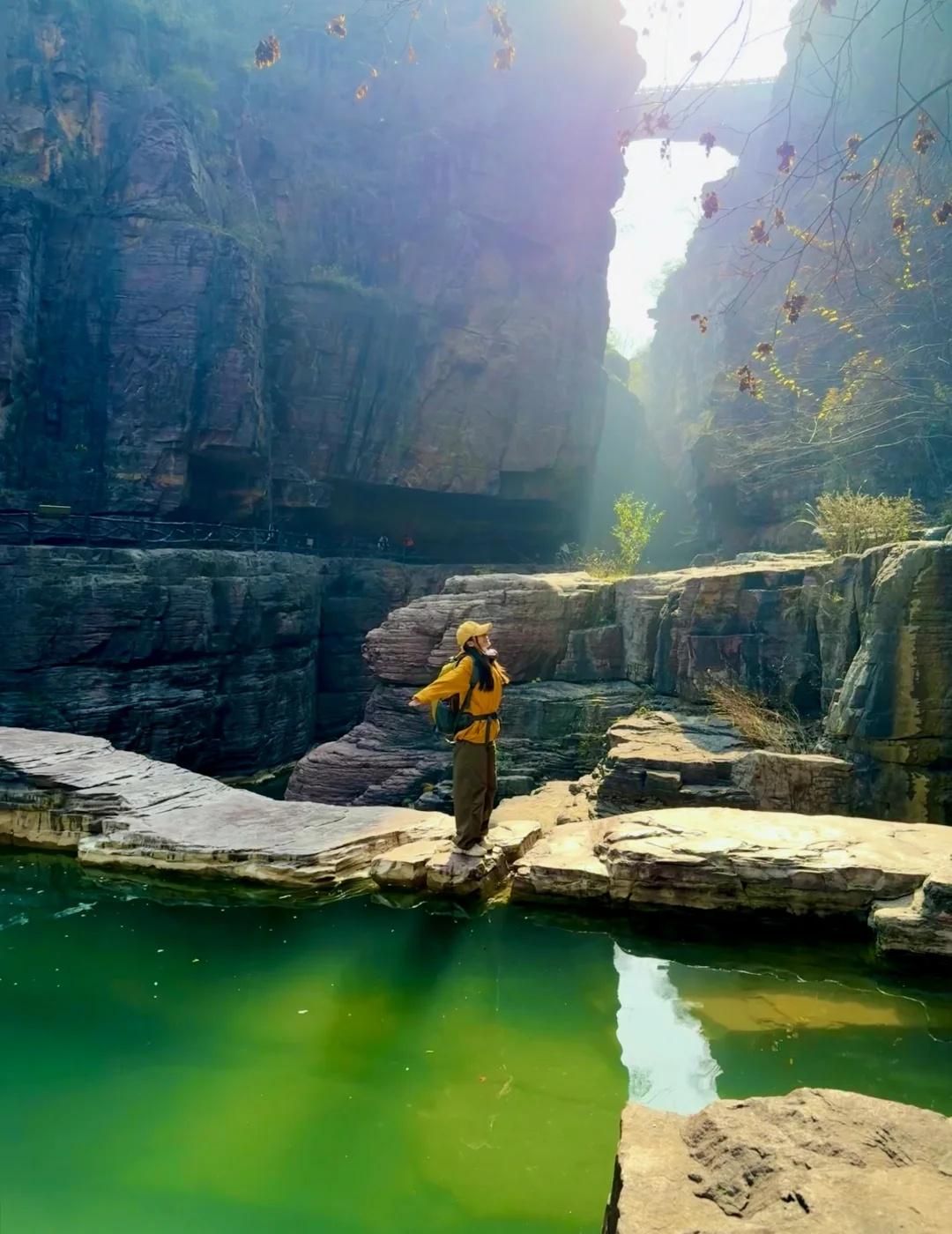 郑州1.5h｜闯入亿万年前形成的峡谷⛰️
抬头是层理分明的赭红色崖壁
低头是翡翠