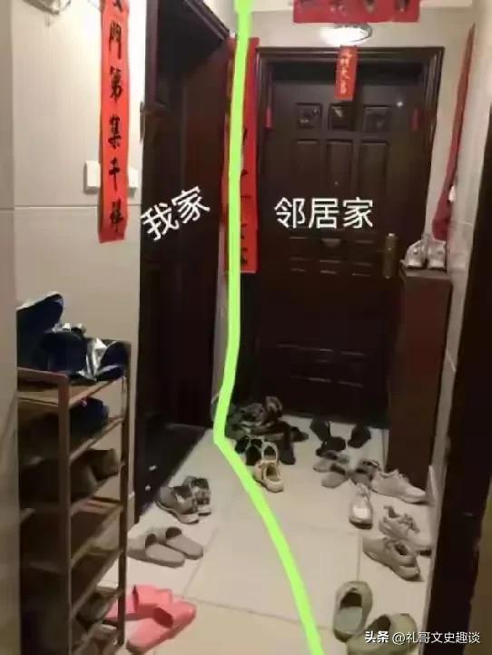 这邻居做的也太过分了吧，在一点点挤占我家的空间。和邻居家门口挨着特别近，他们家的