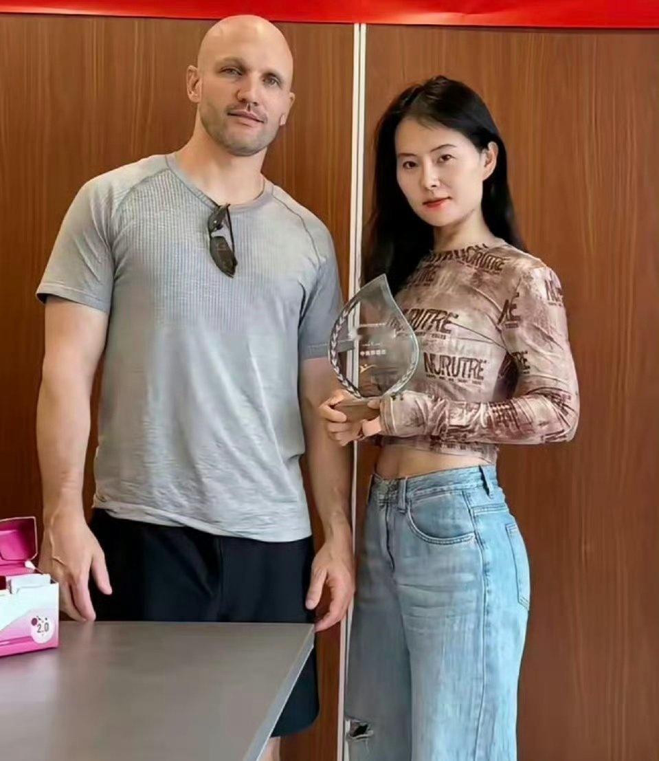 吃个瓜🍉：

远嫁美国的女网红小易离婚翻车

美国男方提出女方需支付70万美元