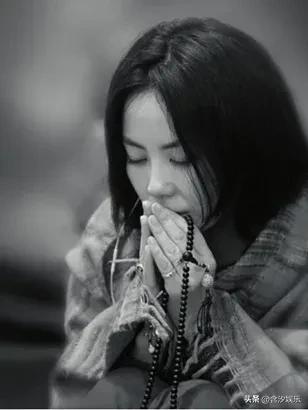 窦文涛采访王菲：“你是不是信佛？算是哪个门派？”王菲很平和地回答：“密宗。”王菲