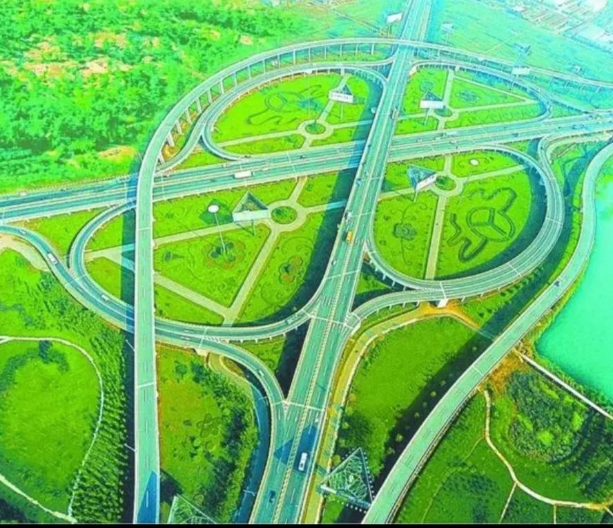 青岛城阳流亭立交桥北段，桥底背部加钢条啥情况……？？？