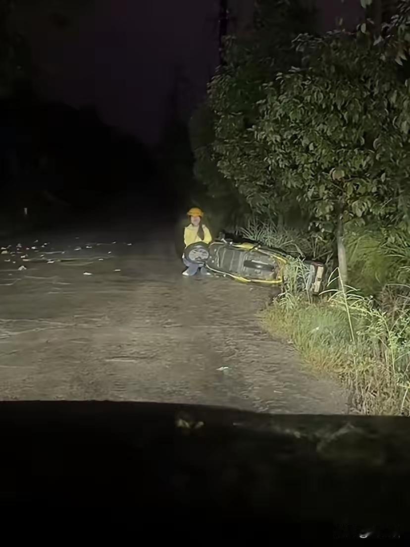 湖南怀化，女子在雨夜抄近路回家时发现路边有一个女孩在哭。女子刚开始以为是碰瓷，她