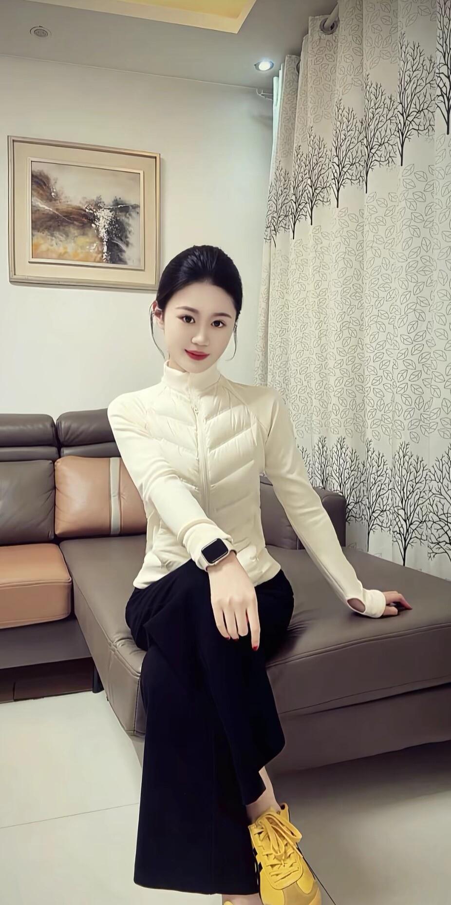 玉人倚坐，静看春光。