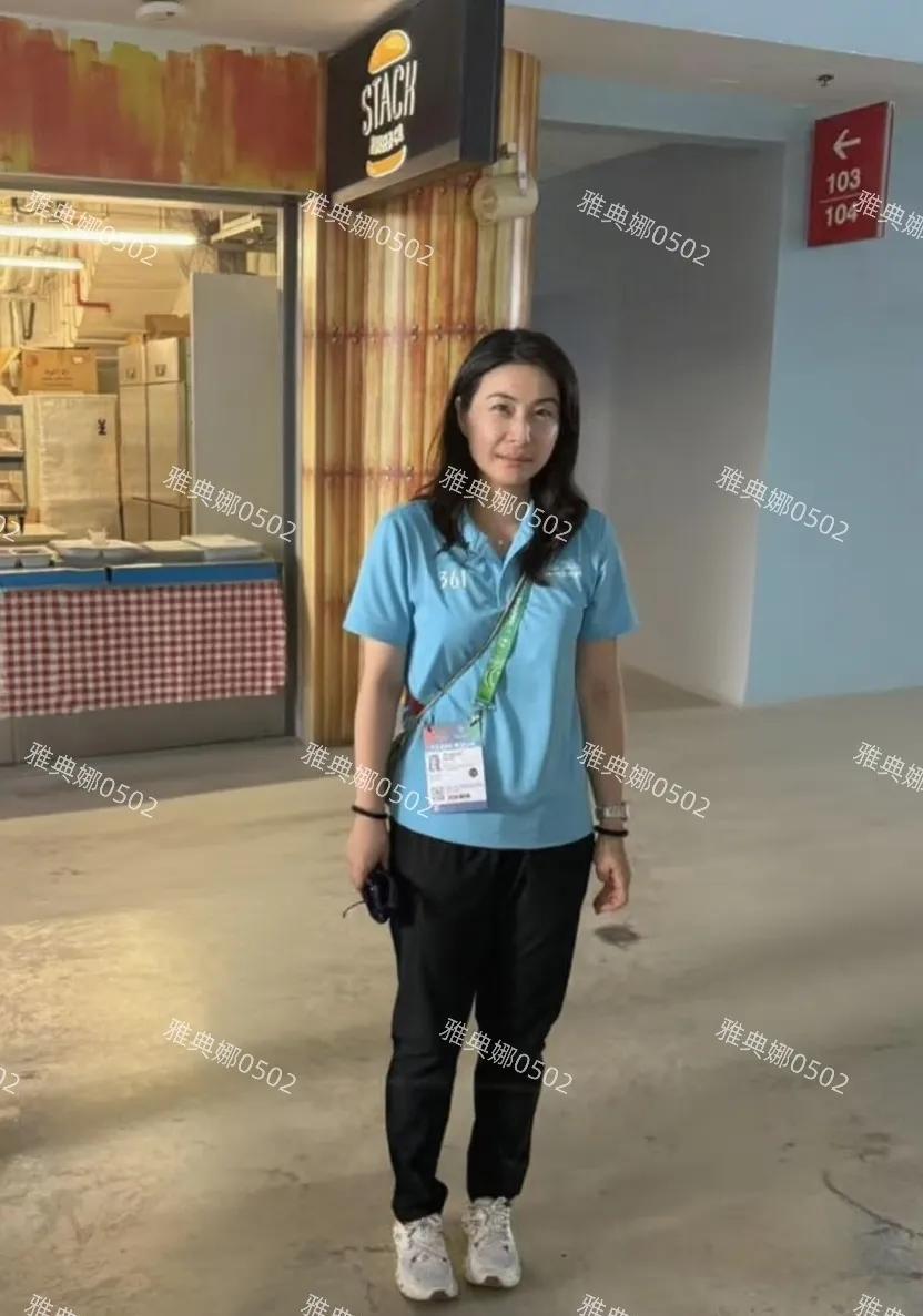 郭晶晶亮相泳联世锦赛担任裁判，身着海蓝色T恤与池水相映。专注评判，专业认真。霍启