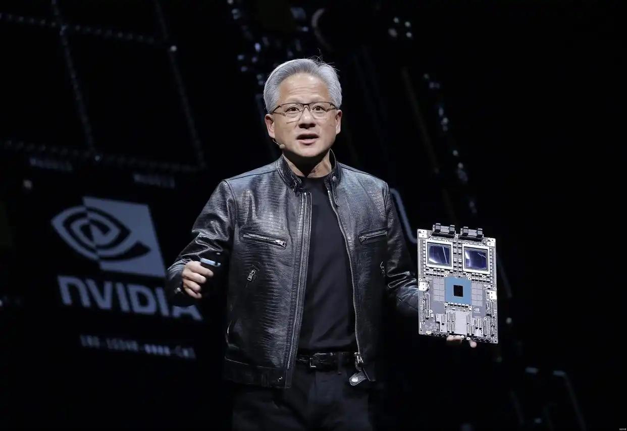 黄仁勋是个行为极为怪异的人。
首先，他的手机不选择常见的iPhone、三星，而是