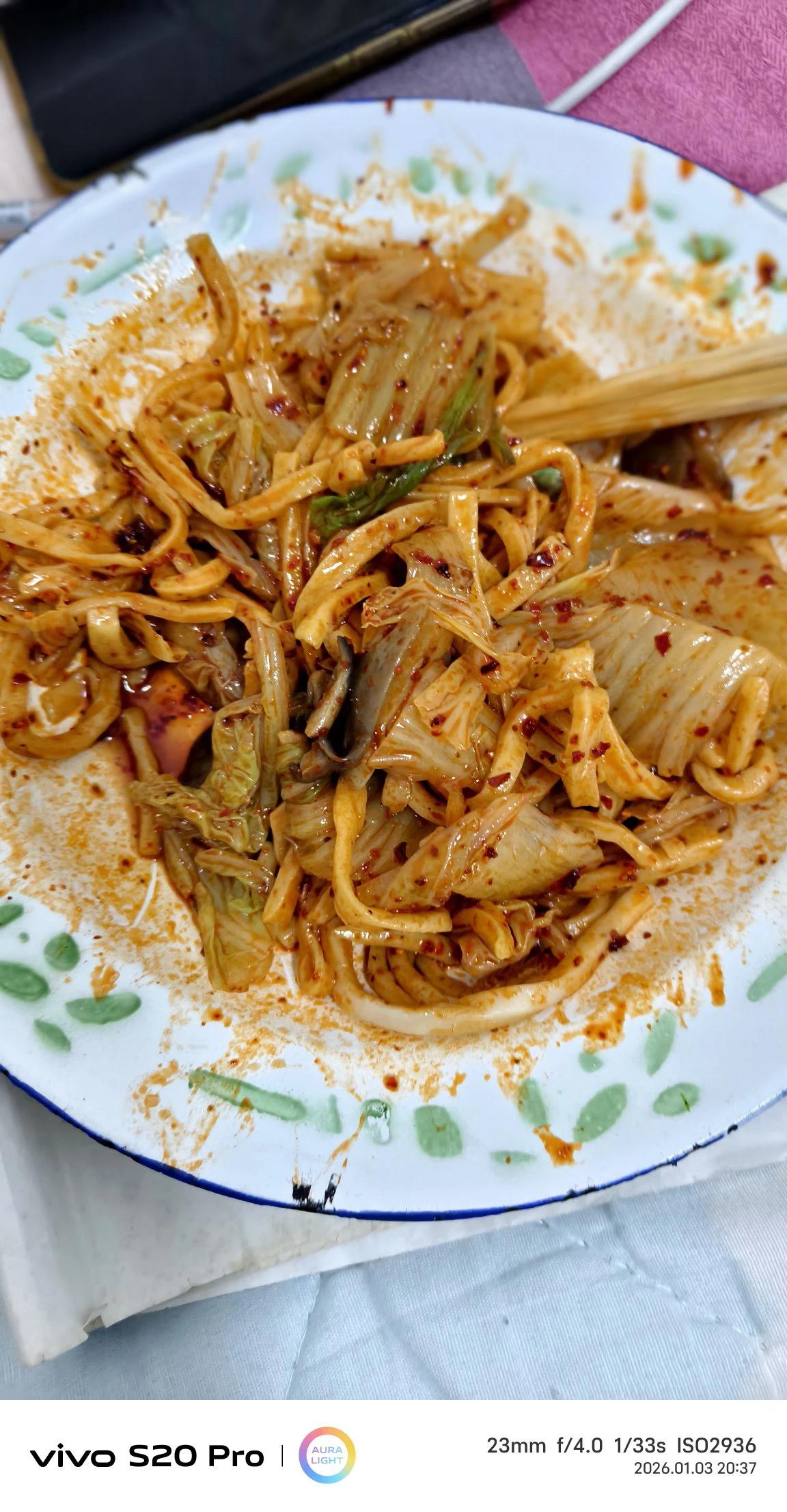 即使我吃的再饱一看到老娘做的饭瞬间食欲就上来了。

明明同样的麦磨得面，面条里煮