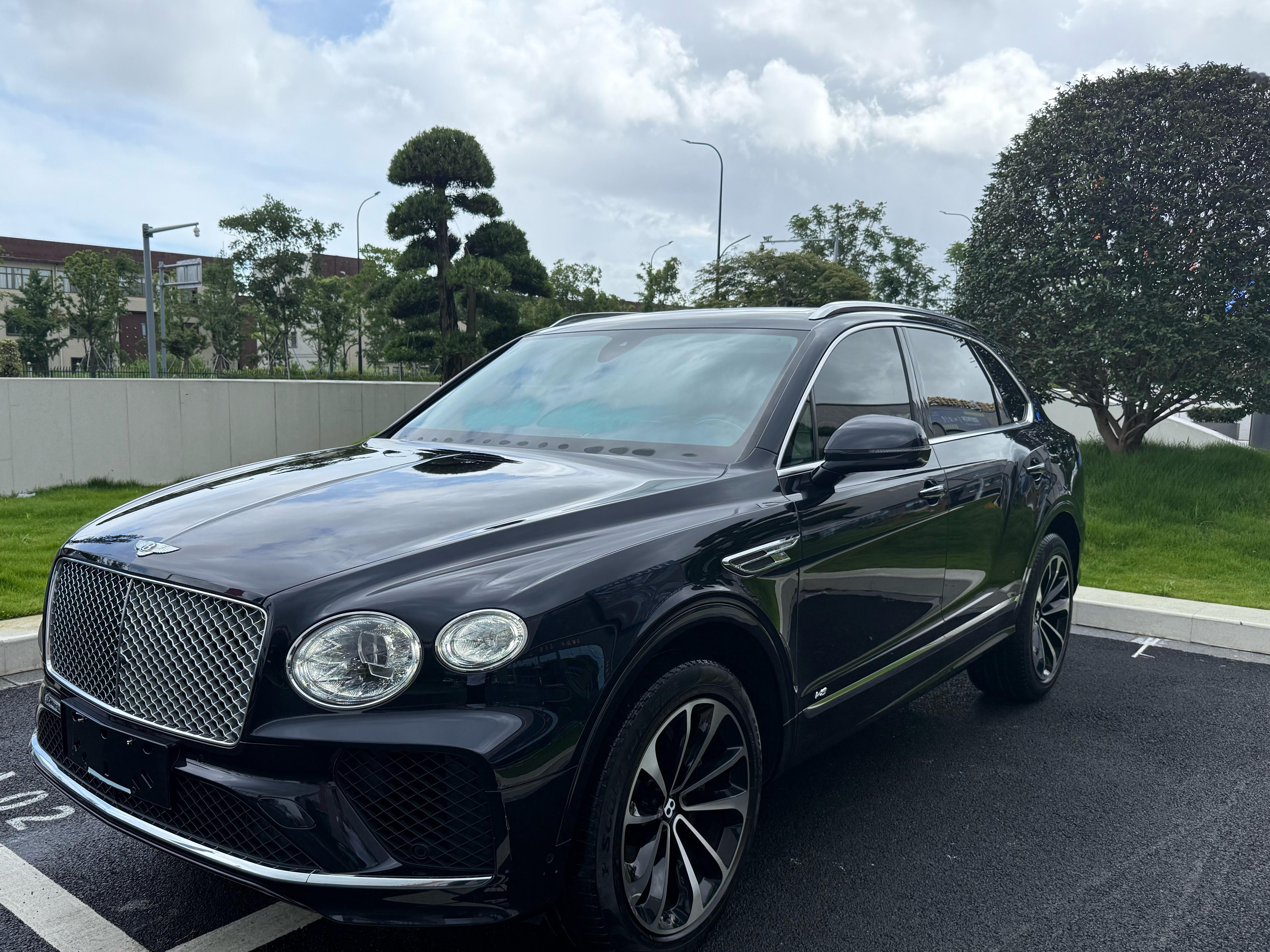 2021年宾利添越，说保值吧，原车主觉得已经亏了很多了，说不保值吧，还能卖个20